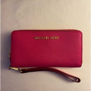 Micheal Kors beautiful hot pink wristlet wallet never used in perfect condition